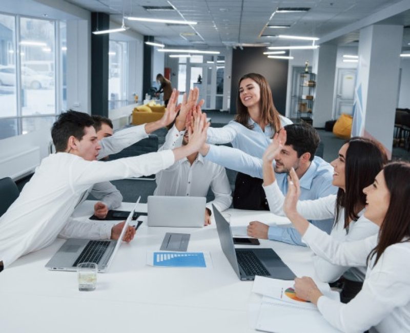 gente-negocios-alegre-trabajo-terminado-grupo-trabajadores-oficina-felices-alcanzar-sus-propios-records-tener-exito_146671-13631 gente-negocios-alegre-trabajo-terminado-grupo-trabajadores-oficina-felices-alcanzar-sus-propios-records-tener-exito_146671-13631